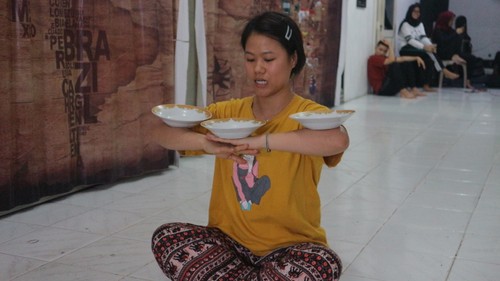 Perjalanan menaklukkan tarian tradisional Indonesia dari seorang guru perempuan Vietnam - ảnh 9