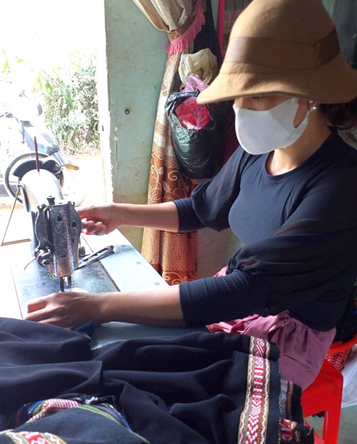 Kaum Perempuan di Dukuh Knia, Kecamatan Ea Tul, Provinsi Dak Lak Melestarikan Kerajinan Tenun Ikat Tradisional - ảnh 2