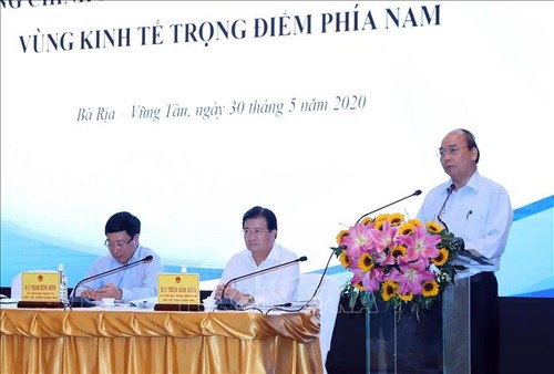 Membahas solusi untuk memulihkan ekonomi provinsi-provinsi di zona ekonomi titik berat di Vietnam Selatan - ảnh 1