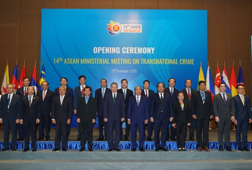 Vietnam Bersama dengan Negara-Negara Anggotanya Berupaya untuk Membangun Komunitas ASEAN yang Damai, Stabil, dan Berkembang - ảnh 2