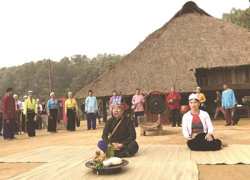 Warga Etnis Minoritas Muong di Provinsi Hoa Binh Melestarikan Bahasa Ibunya - ảnh 1