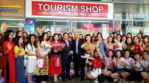 Sambut 700 Wisatawan, Indikasi yang Gembira Awal Tahun bagi Pariwisata MICE Kota Da Nang - ảnh 1