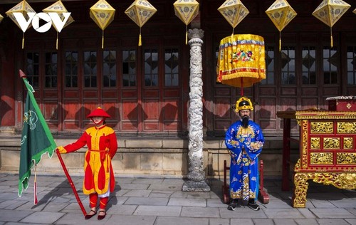 Merekonstruksikan Upacara Penghadapan Raja di Istana Kerajaan pada Tanggal 1 Hari Raya Tet - ảnh 4