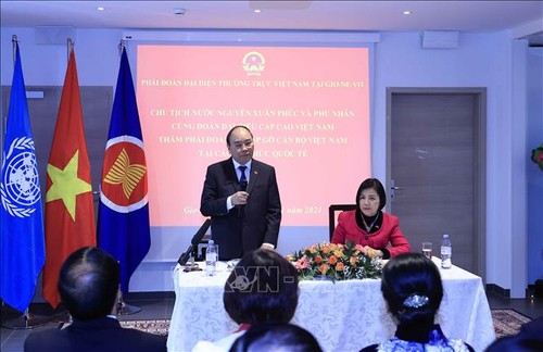 Presiden Nguyen Xuan Phuc Temui Pejabat dan Staf Perutusan Tetap Vietnam di Jenewa - ảnh 1