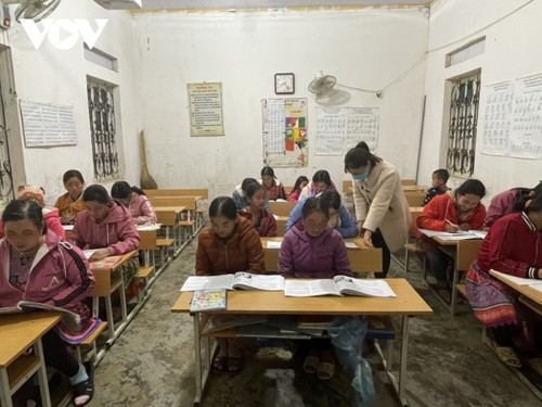 Menyalakan Kepercayaan dari Kelas Pemberantasan Buta Huruf dari Warga Etnis Minoritas Mong di Provinsi Son La - ảnh 2