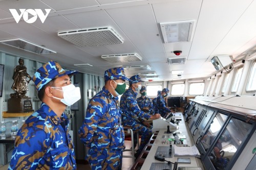 Kapal Angkatan Laut Rakyat Vietnam dan Kapal Angkatan Laut Perancis Lakukan Latihan Bersama di Laut - ảnh 1