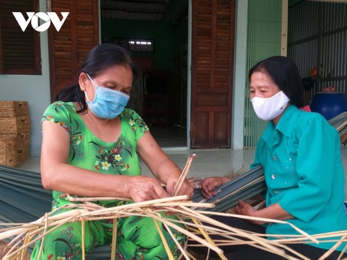 Kerajinan Anyaman Dengan Bahan Eceng Gondok sebagai Mata Pencaharian  Masyarakat Provinsi Soc Trang - ảnh 1
