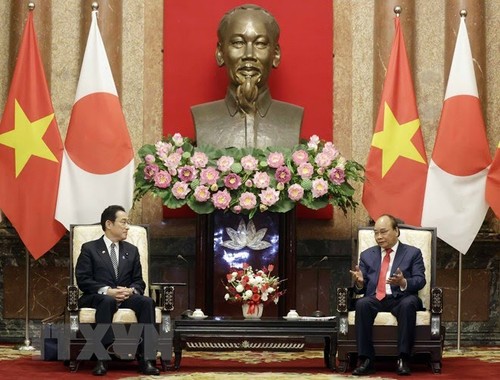 Presiden Nguyen Xuan Phuc Menerima PM Jepang, Kishida Fumio - ảnh 1