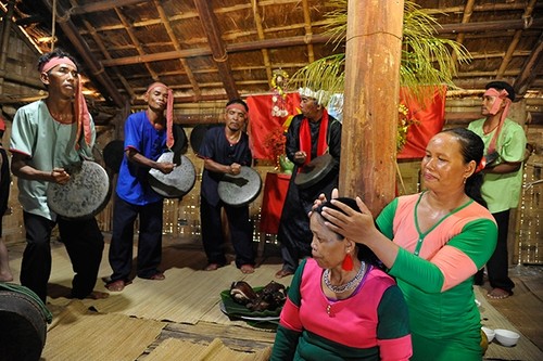 Ritual Menyampaikan Balas Budi dan Bakti kepada Orangtua dari Warga Etnis Raglai di Provinsi Ninh Thuan - ảnh 2