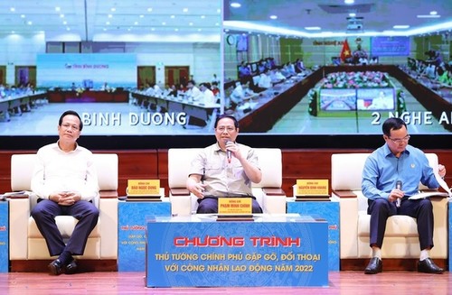 PM Pham Minh Chinh Berdialog secara Daring dan Luring dengan 4.500 Buruh di Seluruh Negeri - ảnh 1