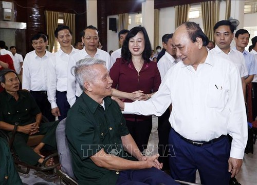 Presiden Nguyen Xuan Phuc: Partai dan Negara Selalu Perhatikan dan Pikirkan Orang-Orang yang Berjasa kepada Revolusi - ảnh 1