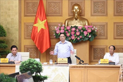 PM Pham Minh Chinh Hadiri Konferensi Virtual Badan Pengarah Negara Urusan Proyek, Bangunan Penting dan Titik Berat Nasional dari Instansi Perhubungan dan Transportasi - ảnh 1