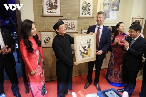 Putra Mahkota Denmark Menikmati Lukisan Dong Ho dan Menonton Wayang Air - ảnh 7