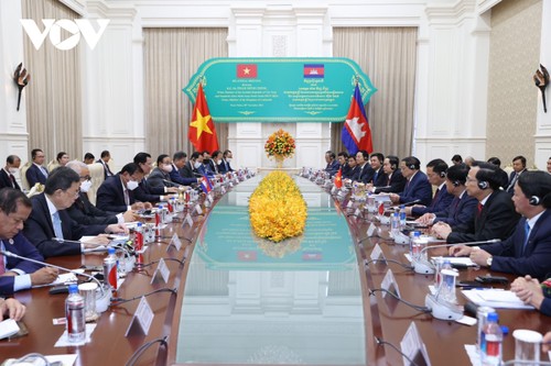 Pembicaraan antara PM Vietnam, Pham Minh Chinh dan PM Kamboja, Samdech Techo Hun Sen - ảnh 1
