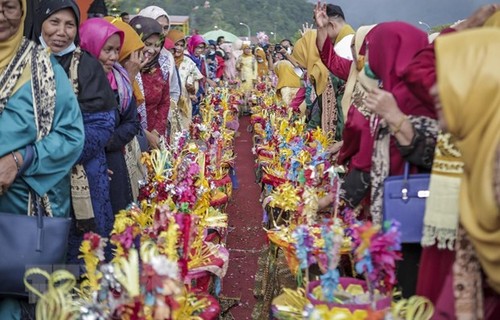 Umat ​​Islam Indonesia dan Malaysia Memasuki Bulan Suci Ramadhan - ảnh 1