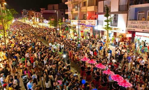 Pariwisata Hue Awali Musim Panas dengan Karnaval yang Berwarna-Warni - ảnh 1