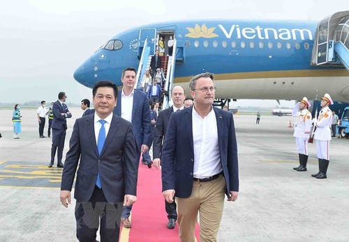 PM Kadipaten Agung Luksemburg Tiba di Hanoi, Memulai Kunjungan Resmi di Vietnam - ảnh 1