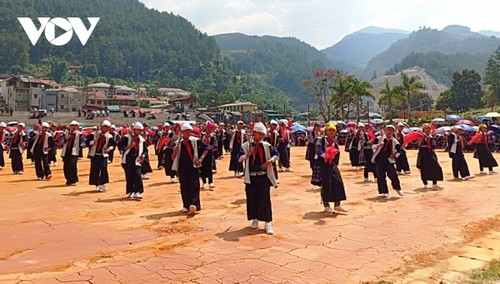 Melestarikan Identitas Budaya Warga Etnis Minoritas Mong di Daerah Dataran Tinggi Mu Cang Chai, Provinsi Yen Bai - ảnh 2