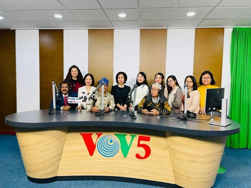 VOV dengan 57 Tahun Program Siaran Bahasa Indonesia dan Posisinya Yang Mantap dalam Hati Pendengar - ảnh 6