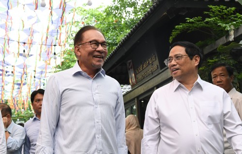 PM Vietnam, Pham Minh Chinh dan PM Malaysia Bersama-Sama Mengunjungi Jalan Buku Hanoi - ảnh 1