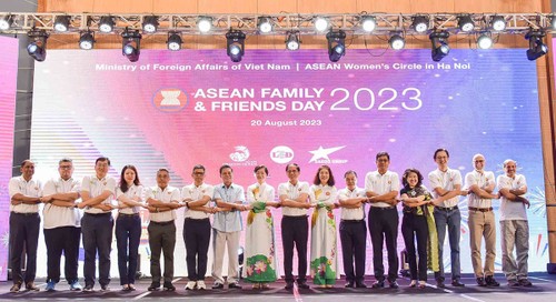 Hari Keluarga ASEAN 2023: Satu Keluarga Besar ASEAN Semakin Bersatu dan Berkaitan - ảnh 1