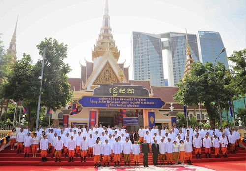 Legislator Parlemen Kamboja Angkatan VII Melakukan Sumpah Pelantikan - ảnh 1