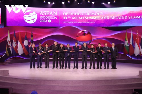 KTT Ke-43 ASEAN: Satu ASEAN yang Mandiri, Berkapabilitas dan Percaya Diri untuk Berubah demi Kepentingan Praksis Rakyat - ảnh 1