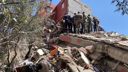 Gempa di Maroko: Jumlah Korban yang Tewas Mencapai Lebih dari 2.000 Orang; Maroko Menyatakan Upacara Belasungkawa Nasional Selama Tiga Hari - ảnh 1