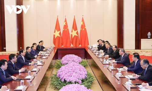 PM Vietnam, Pham Minh Chinh Melakukan Pembicaraan dengan PM Tiongkok, Li Qiang - ảnh 1