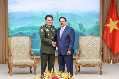 PM Vietnam, Pham Minh Chinh Menerima Panglima Tentara Kerajaan Kamboja - ảnh 1