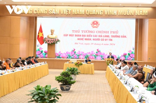 PM Vietnam, Pham Minh Chinh Bertemu dengan Sesepuh Desa, Kepala Dukuh, Artisan dan Orang yang Berwibawa - ảnh 1