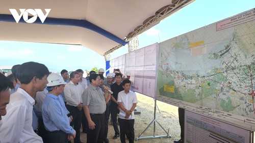 PM Vietnam Memeriksa Proyek Perhubungan Titik Berat di 3 Provinsi: Khanh Hoa, Phu Yen, Binh Dinh - ảnh 1