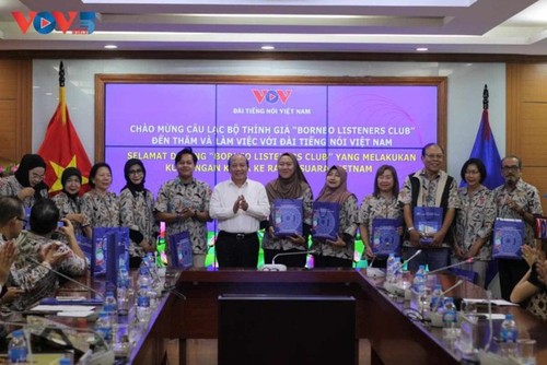 DX Tour V Vietnam: Kunjungan Turut Mempererat Hubungan Persahabatan antara Pendengar dan VOV - ảnh 6