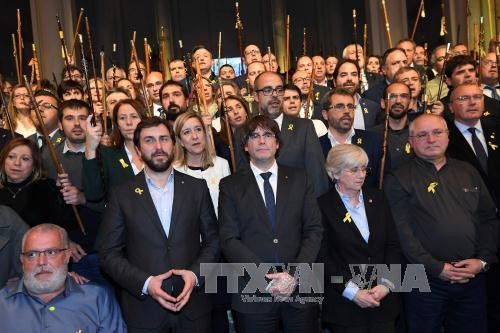 Catalan separatist party drops unilateral independence bid - ảnh 1