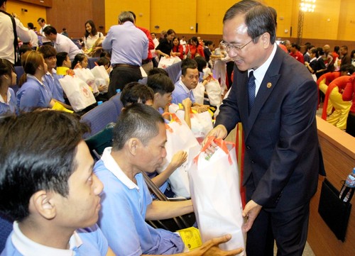 Help pours in for the poor ahead of Lunar New Year  - ảnh 1