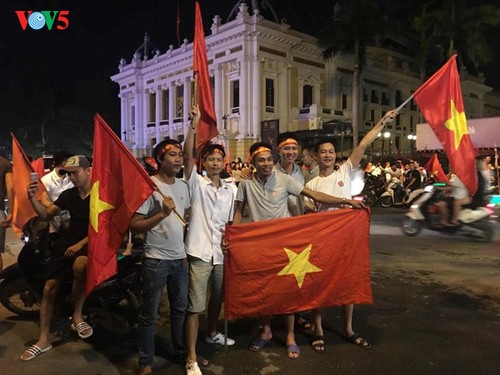 Vietnamese fans cheer football team at ASIAD - ảnh 1