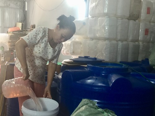 Vietnamese woman makes cleaning fluid from garbage - ảnh 1