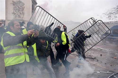 Paris police fire tear gas as yellow vest protests turn violent - ảnh 1