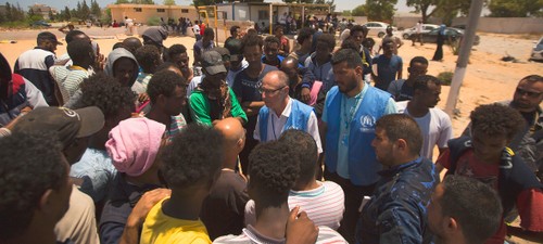 UN officials call for refugees, migrants to be freed from detention - ảnh 1