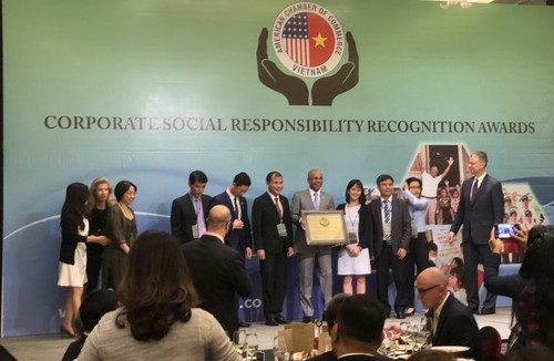 34 Vietnamese enterprises receive Amcharm CSR awards - ảnh 1