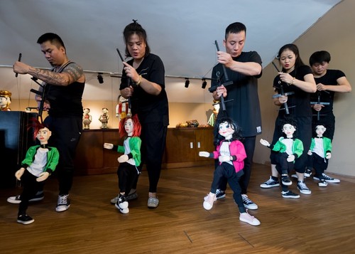 Puppeteers breathe new life into puppetry art - ảnh 3