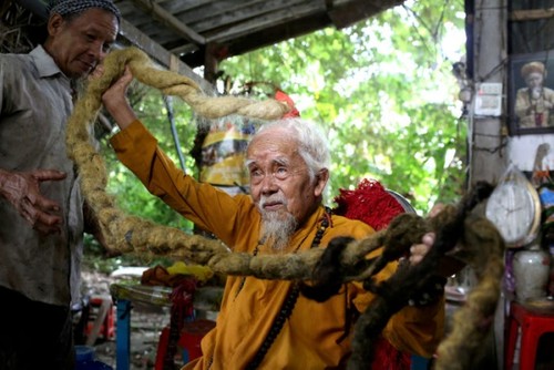 Local elderly man with five-metre long hair among strangest photos of the year - ảnh 1