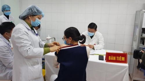 Volunteers receive second shot of local COVID-19 vaccine  - ảnh 1