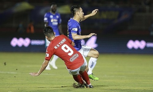 Vietnam midfield star Dung fractures shin in club match, out for a year at least - ảnh 1