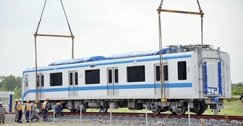 Train carriages of HCM City’s first metro line installed onto trial track - ảnh 1