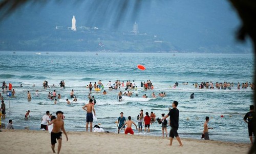 Da Nang reopens public beaches with safeguards - ảnh 1