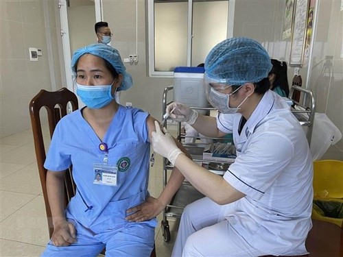 Vietnam conducts largest COVID-19 vaccination campaign in history - ảnh 1