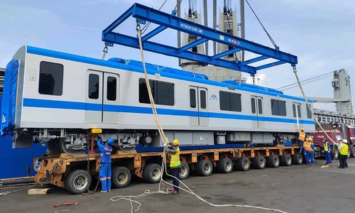 Two more trains for HCMC’s 1st metro line arrive from Japan - ảnh 1