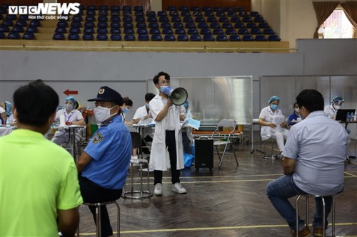 Locals get vaccinated against COVID-19 at first field hospital in Hanoi - ảnh 10