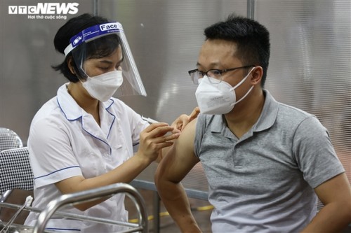 Locals get vaccinated against COVID-19 at first field hospital in Hanoi - ảnh 8